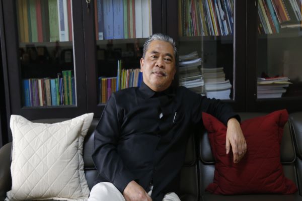 Putusan Mahkamah Konstitusi (MK) Nomor 114/PUU-XXIII/2025 menuai kritik dari akademisi hukum. Guru Besar Fakultas Hukum Universitas Muhammadiyah Malang, Prof. Dr. Tongat, SH., MHum, menilai putusan yang membatalkan sebagian penjelasan Pasal 28 ayat (3) UU Kepolisian tersebut justru menimbulkan ambiguitas baru dalam pengaturan posisi anggota Polri di luar institusi kepolisian.