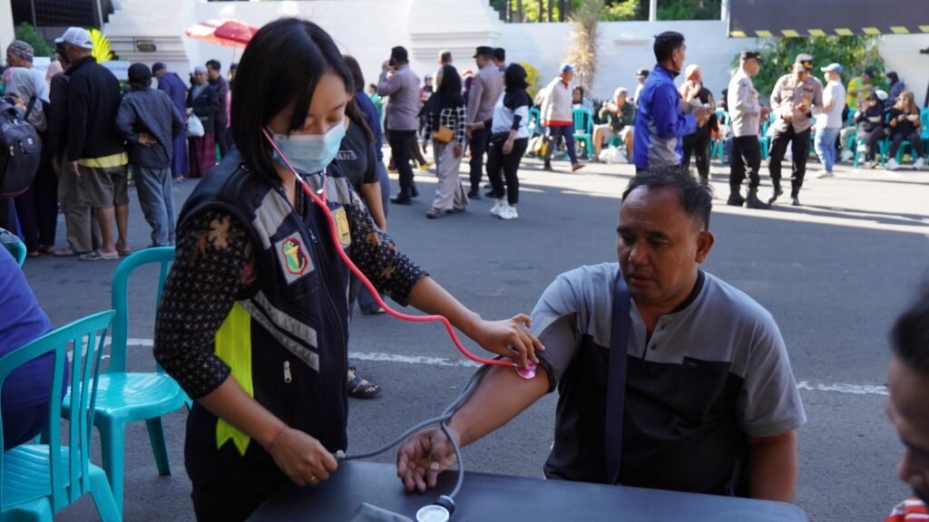 Polresta Malang Kota Bagikan 600 Porsi Makan Gratis, Warga Antusias dan Manfaatkan Layanan Cek Kesehatan Gratis