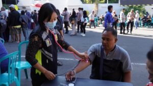 Polresta Malang Kota Bagikan 600 Porsi Makan Gratis, Warga Antusias dan Manfaatkan Layanan Cek Kesehatan Gratis