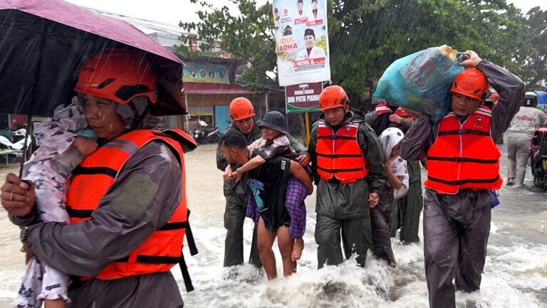 Polri Gerak Cepat Evakuasi Warga Terdampak Banjir di Padang