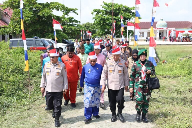 Ekspedisi Merah Putih Presisi Polda Riau Tanam 810 Mangrove Dan Salurkan Berbagai Bantuan di Pesisir Sinaboi