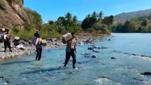 Menembus Jalan Terjal, Polri Hadir Membawa Harapan: Kapolres Nagekeo Salurkan Bantuan Kapolda NTT untuk Warga Terdampak Gempa