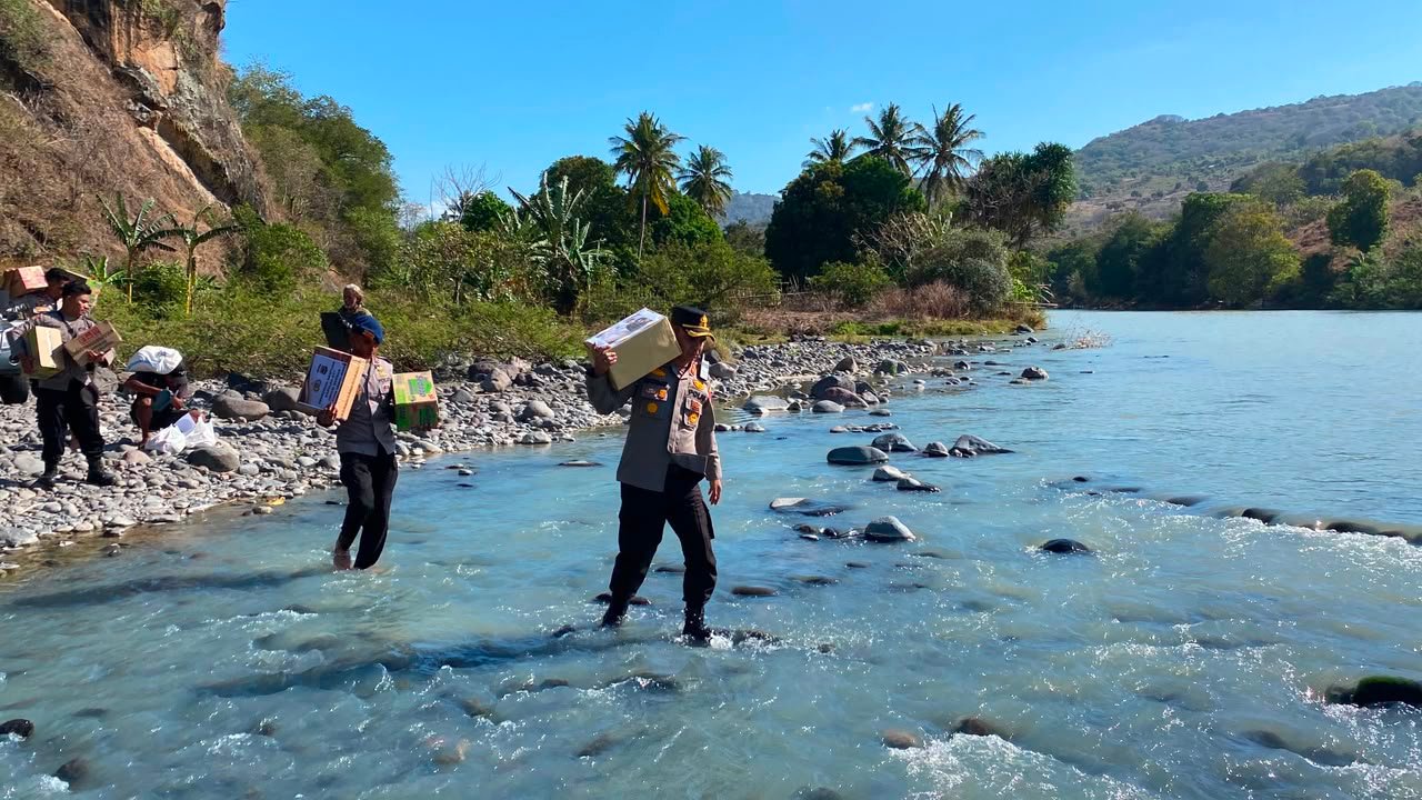 Menembus Jalan Terjal, Polri Hadir Membawa Harapan: Kapolres Nagekeo Salurkan Bantuan Kapolda NTT untuk Warga Terdampak Gempa