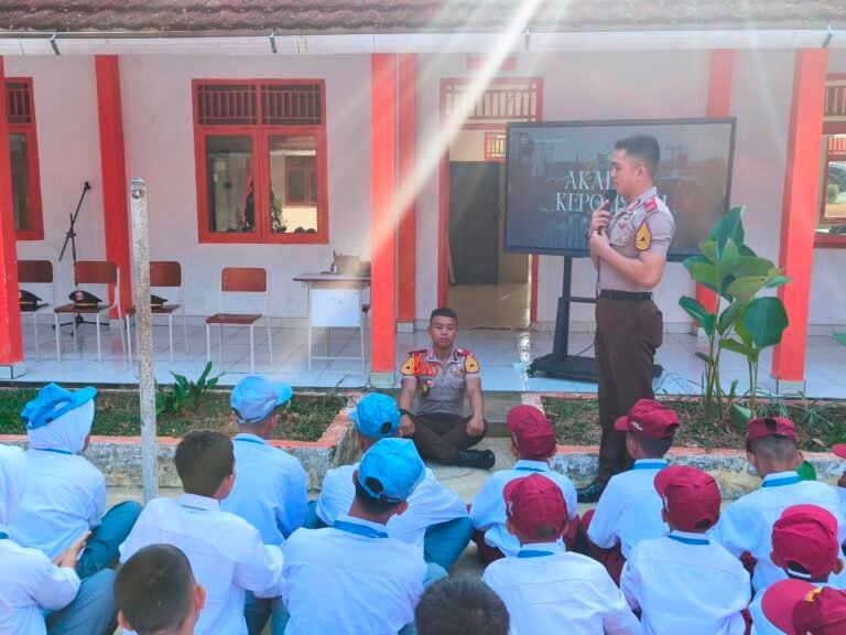 Polri Kerahkan 372 Taruna Akpol Dampingi Siswa di 73 Sekolah Rakyat Bersama Taruna Akademi TNI
