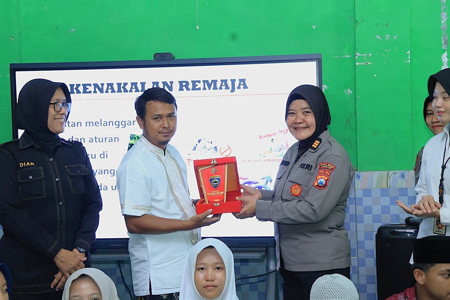 Sambut Hari Jadi ke-78, Polwan Polres Ngawi Edukasi Santri Cegah Kenakalan Remaja