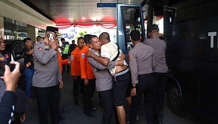 Polres Pelabuhan Tanjungperak Dampingi Korban Peristiwa KM Mutiara Sentosa II, Pastikan Penanganan Maksimal