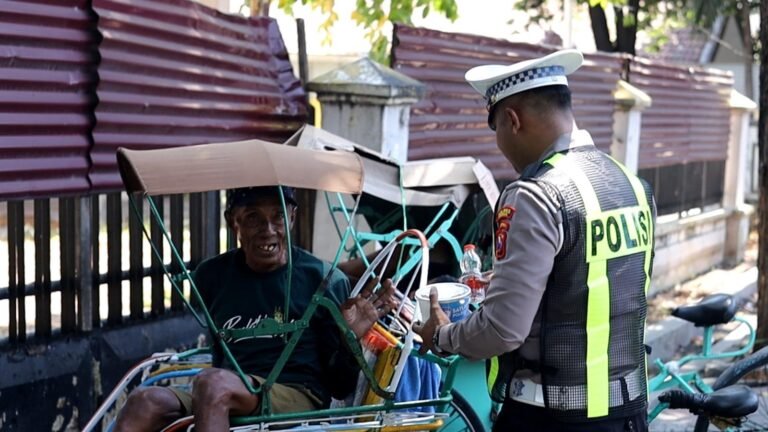 Susuri Jalanan Kota, Satlantas Polres Gresik Tebar Kebaikan Lewat Jumat Berkah Berbagi