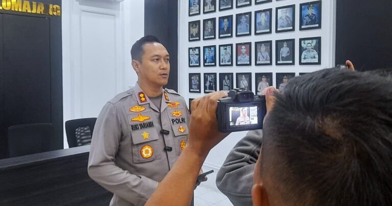 Polres Lumajang Amankan Tiga Tersangka Komplotan Pencurian Berkedok Investasi Fiktif