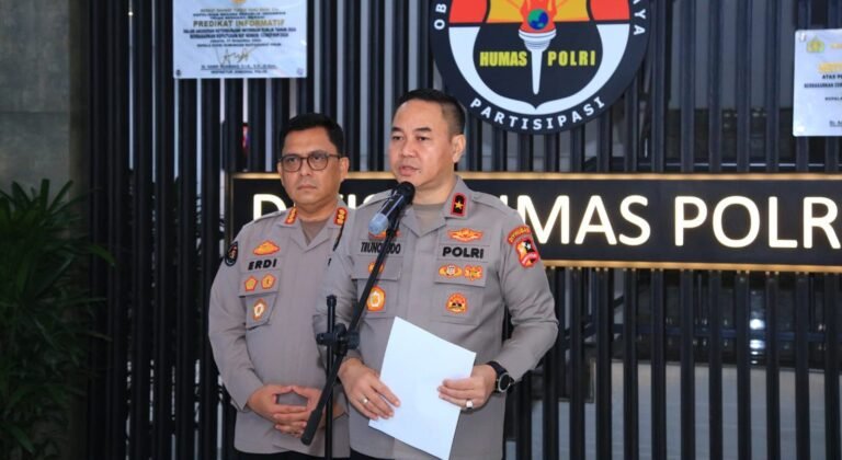 Hari Ke-6 Pascagempa, Polri Terus Bergerak: Brimob dan Bantuan Logistik Konsisten Dikirim ke NTT