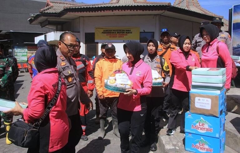 Polres Probolinggo dan Bhayangkari Salurkan Bantuan untuk Relawan Karhutla TNBTS di Bromo