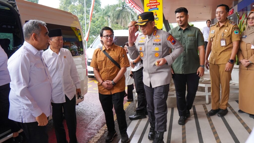 Kapolresta Malang Kota Pimpin Pengamanan Keberangkatan Ketua MPR RI di Stasiun Malang Kota Baru, Pastikan Perjalanan Ziarah ke Makam Bung Karno