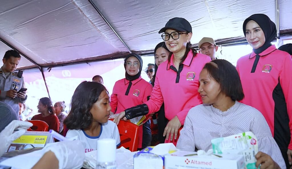Ketua Umum Bhayangkari Gelar Bakti Sosial dan Bakti Kesehatan bagi Pengungsi Gempa Flores