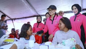 Ketua Umum Bhayangkari Gelar Bakti Sosial dan Bakti Kesehatan bagi Pengungsi Gempa Flores