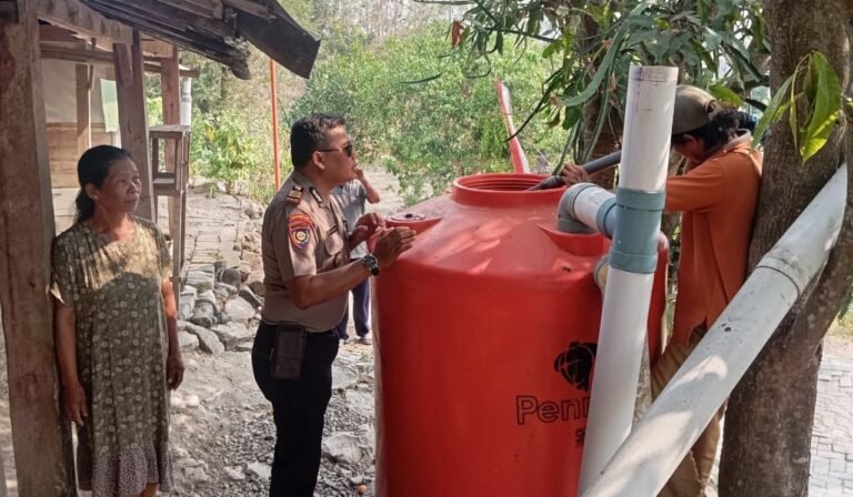 Polres Nganjuk Pasok 12 Ribu Liter Air Bersih ke Tiga Dusun Terdampak Kemarau