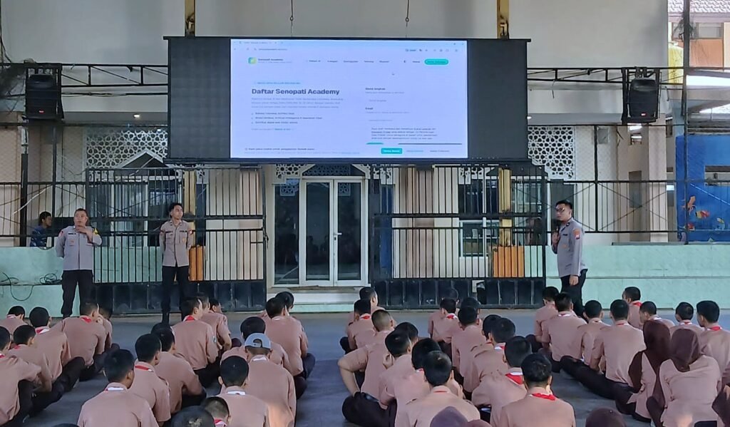 Pak Bhabin Dampingi Tim SDM Polresta Malang Kota Sosialisasi Pemahaman AI ke Siswa dan Guru SMKN 6 Malang