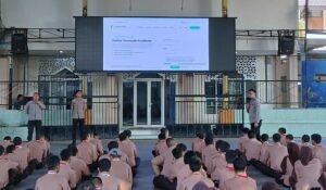 Pak Bhabin Dampingi Tim SDM Polresta Malang Kota Sosialisasi Pemahaman AI ke Siswa dan Guru SMKN 6 Malang