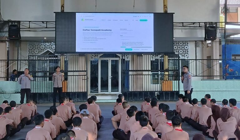 Pak Bhabin Dampingi Tim SDM Polresta Malang Kota Sosialisasi Pemahaman AI ke Siswa dan Guru SMKN 6 Malang