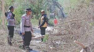 Personel Polri Buka Akses Jalan Terdampak Longsor Menuju Dusun Nitung di Palue