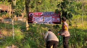 Polres Blitar Kota Edukasi Warga dan Pasang Banner Cegah Karhutla di Lereng Gunung Pegat