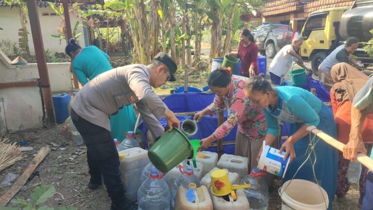 Polres Bojonegoro Distribusikan 8.000 Liter Air Bersih untuk Warga Ngambon