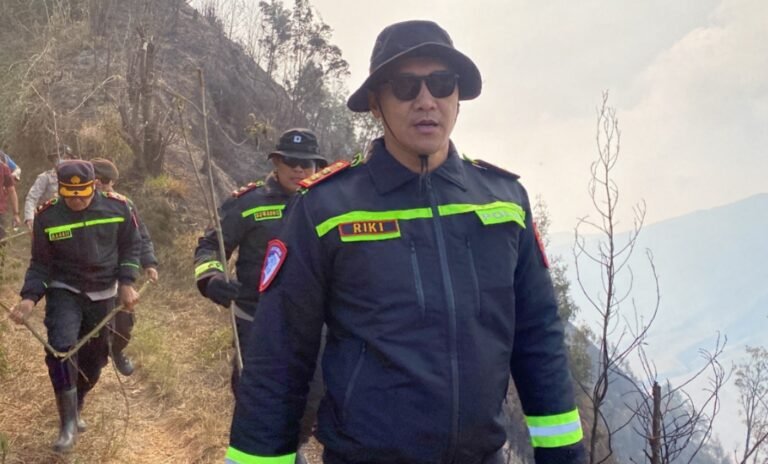 Polres Lumajang Buat Fire Break Darurat Antisipasi Karhutla TNBTS Meluas