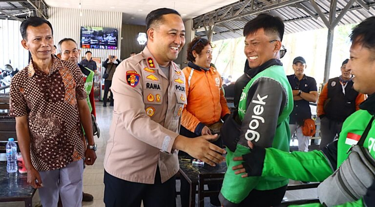 Bangun Sinergi, Kapolres Gresik Gelar Dialog Interaktif dan Bagi Bansos ke Driver Ojol