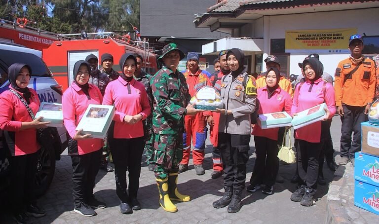 Polres Probolinggo dan Bhayangkari Salurkan Bantuan untuk Relawan Karhutla TNBTS di Bromo