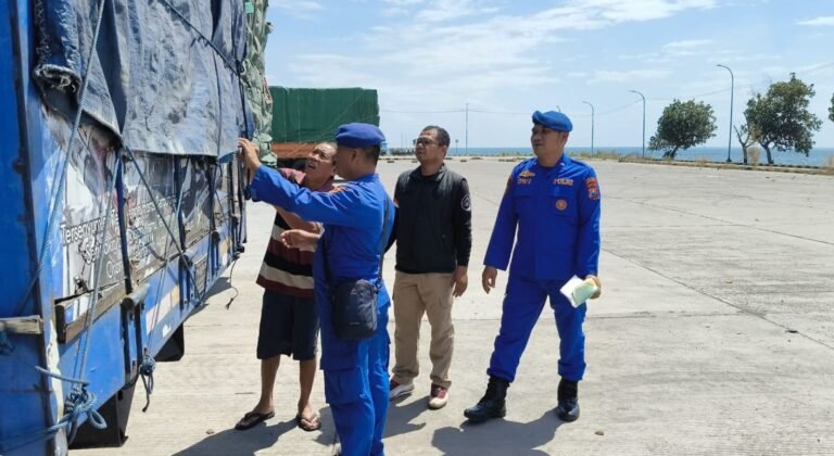 Polres Situbondo Perketat Pemeriksaan Muatan Truk di Pelabuhan Jangkar