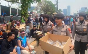 Polwan Sapa Pejuang Aspirasi, Bagikan Makanan dan Minuman di DPR