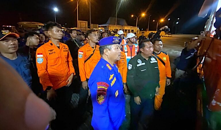 Polda Jatim Terjunkan 30 Personel SAR Polairud dan Almatsus, Evakuasi Korban KMP Mutiara Sentosa 2