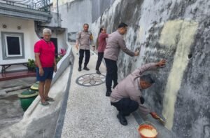 Sambut HUT ke-81 RI dan Gerakan Indonesia ASRI, Polresta Malang Kota dan Warga Gotong Royong Cat Tembok Gang Pemukiman