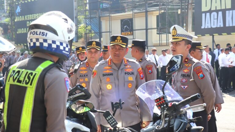 Kapolresta Malang Kota Pimpin Apel Gelar Pasukan, Pastikan Personel dan Sarpras Siap Melayani Adanya Peningkatan Aktivitas Masyarakat