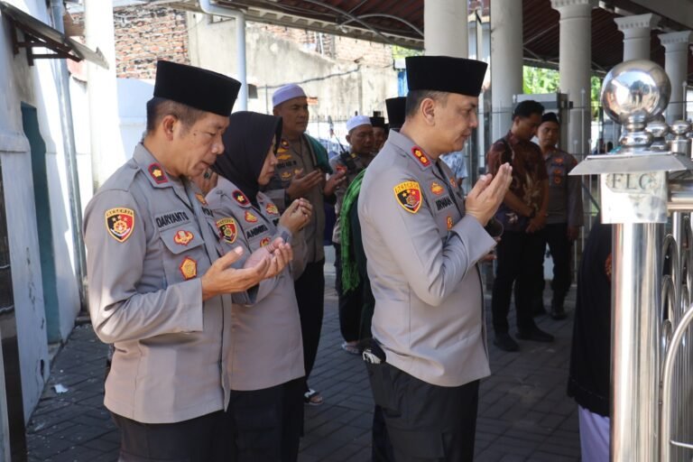 Sinergi Spiritual, Kapolres Pelabuhan Tanjung Perak Ziarah Wali di Surabaya