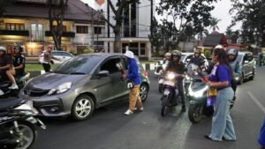 Polresta Malang Kota dan Aremania Bagikan 39 Mawar, Tebar Pesan Damai Jelang HUT Arema FC “TH39REATNESS”
