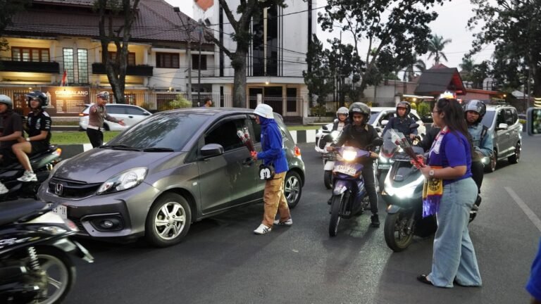 Polresta Malang Kota dan Aremania Bagikan 39 Mawar, Tebar Pesan Damai Jelang HUT Arema FC “TH39REATNESS”