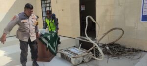 Pak Bhabin Peduli Tempat Ibadah, Aiptu Awang Ajak Warga Gotong Royong Bersihkan Material dan Mengamankan Barang Milik Masjid Al Islah yang Atapnya Ambruk