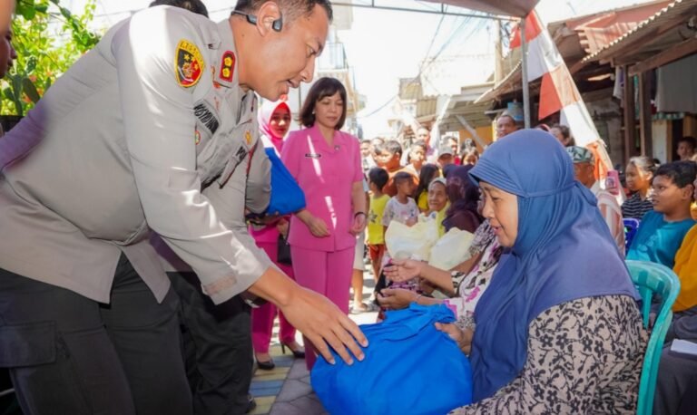 Polrestabes Surabaya Salurkan Paket Sembako Lewat Program ‘Luthfie.Daily Berbagi’