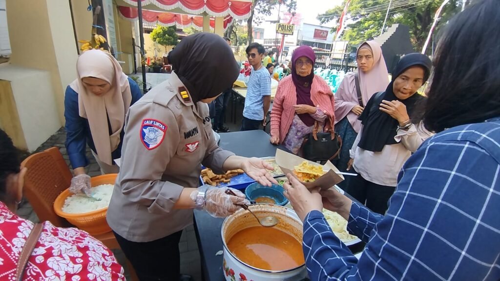 MBG dan Cek Kesehatan Gratis Polresta Malang Kota Menyapa Warga di Polsek Blimbing