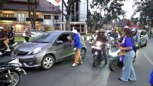 Polresta Malang Kota dan Aremania Bagikan 39 Mawar, Tebar Pesan Damai Jelang HUT Arema FC