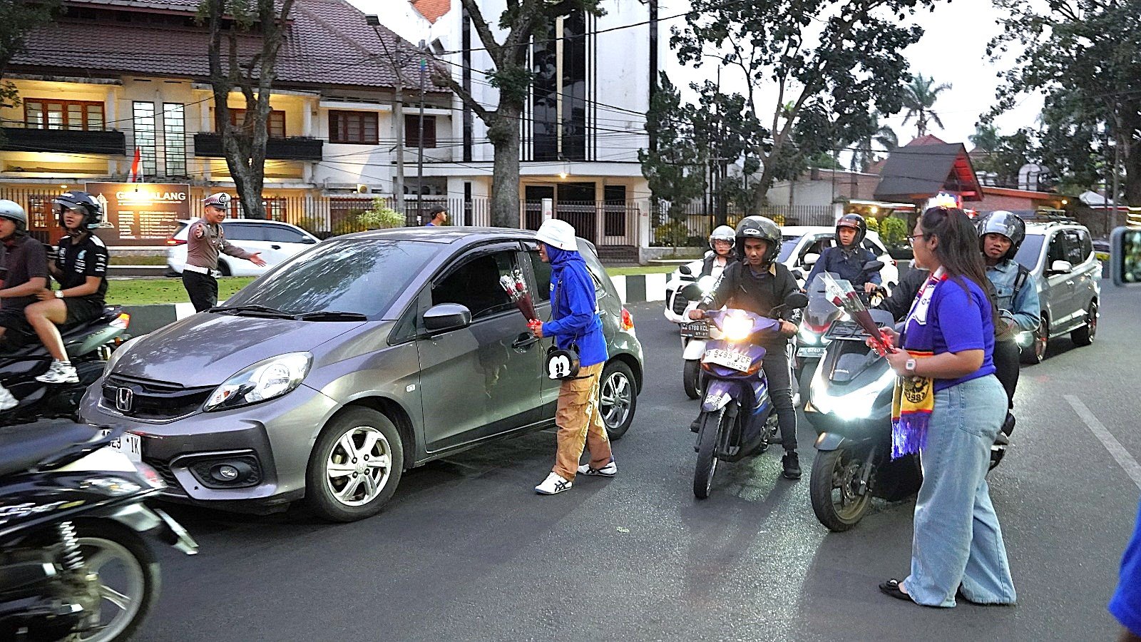 Polresta Malang Kota dan Aremania Bagikan 39 Mawar, Tebar Pesan Damai Jelang HUT Arema FC