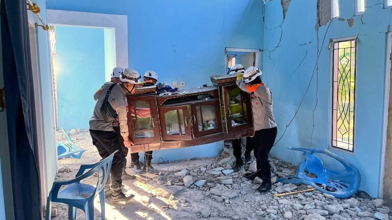 Bantu Warga Selamatkan Harta Benda, Personel SAR Korbrimob Bergerak ke Satar Padut