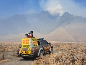 Polres Probolinggo Terjunkan Personel dan Armada Modifikasi untuk Padamkan Karhutla di Blok Pengol Bromo