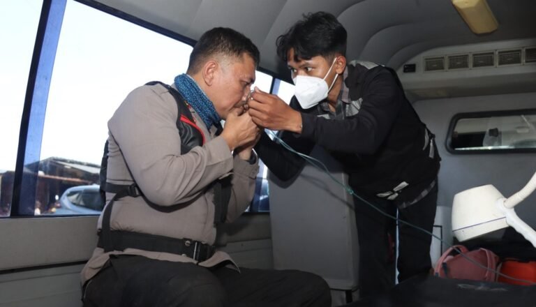 Polres Malang Libatkan Tim Dokkes, Menjaga Napas Para Penjinak Api Karhutla di Lereng Bromo