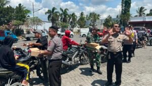 Aksi Humanis Polres Bondowoso, Berbagi Air Minum Gratis untuk Warga Antre di SPBU