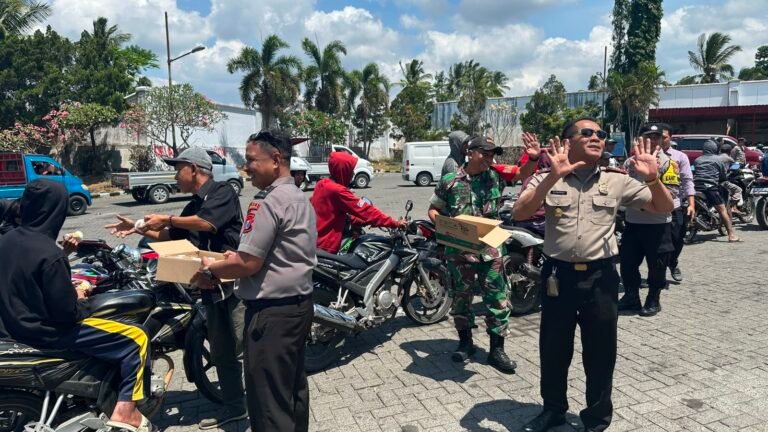 Aksi Humanis Polres Bondowoso, Berbagi Air Minum Gratis untuk Warga Antre di SPBU