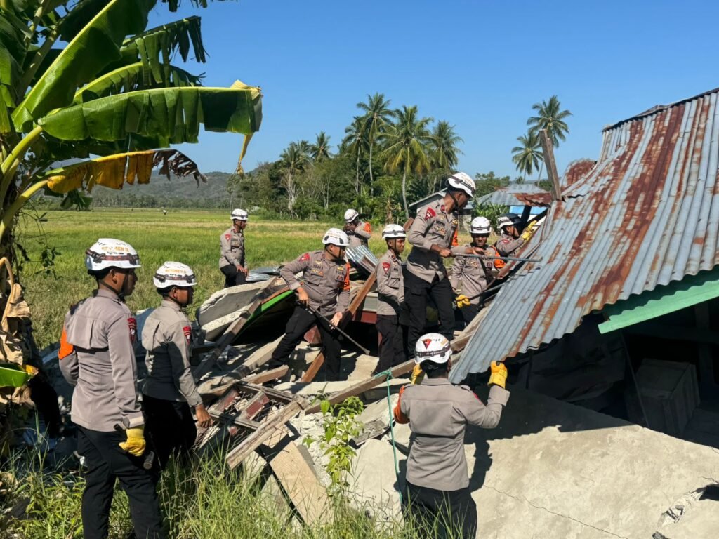 Kehadiran Brimob Meringankan Beban Warga, Perbaiki Rumah yang Terdampak Bencana