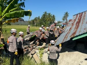 Kehadiran Brimob Meringankan Beban Warga, Perbaiki Rumah yang Terdampak Bencana