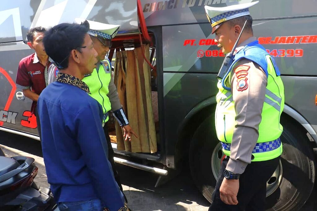 Cegah Kecelakaan, Polres Pelabuhan Tanjung Perak Gelar Ramp Check Bus Peziarah di Sunan Ampel