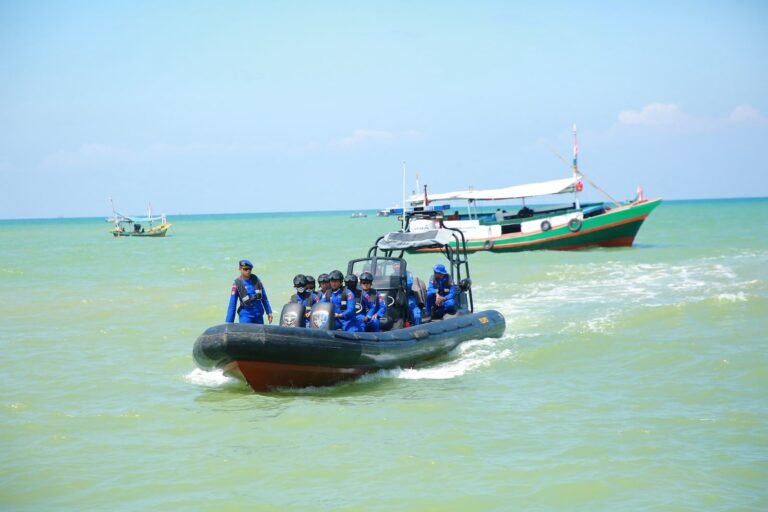 Ditpolairud Polda Jatim Kerahkan 4 Kapal Sisir Perairan Sumenep dan Masalembu Cari Korban KM Virgo Transport 8