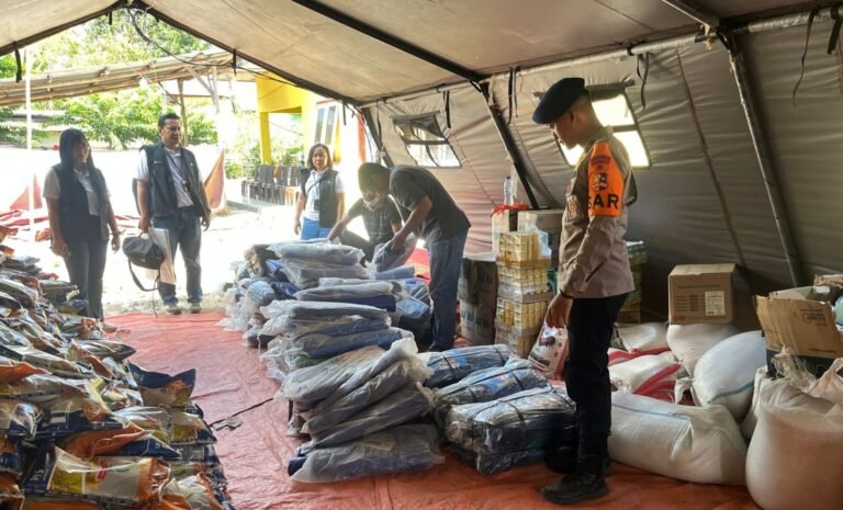 Dukungan Logistik Terus Mengalir, Satgas SAR Korbrimob Terima Bantuan Terpal di Reo